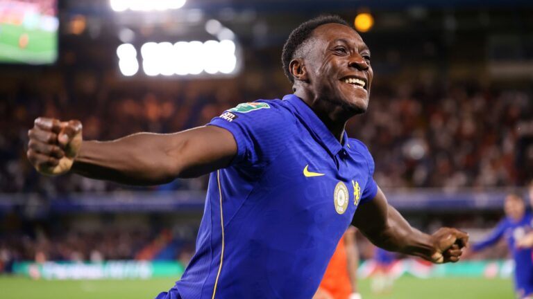 Welbeck off the mark for Chelsea in win over Wilshere’s Luton