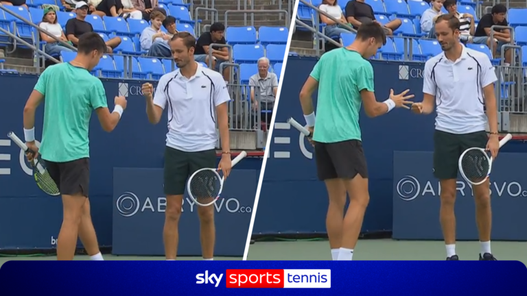 ‘I’ve never seen that before!’ | Medvedev and Marozsan play rock, paper scissers on court!