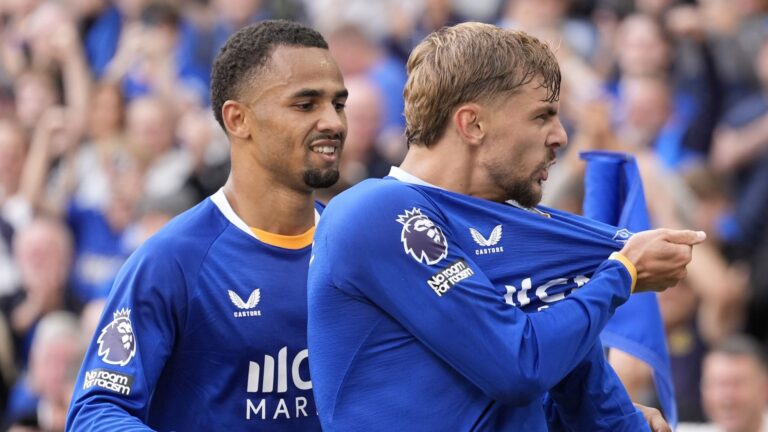 Everton outclass wasteful Palace in Premier League opener