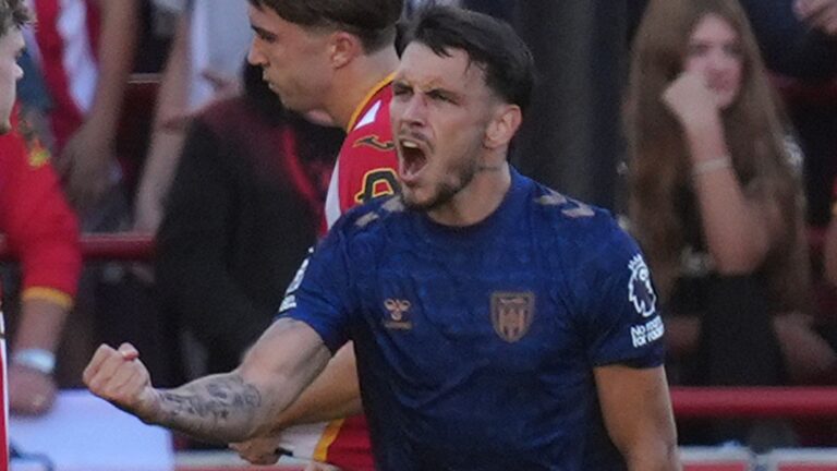 Le Fee penalty rescues draw for Sunderland at Brentford