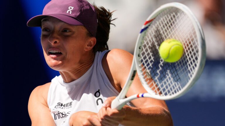 US Open LIVE! Zheng launches superb fightback vs Swiatek in first set
