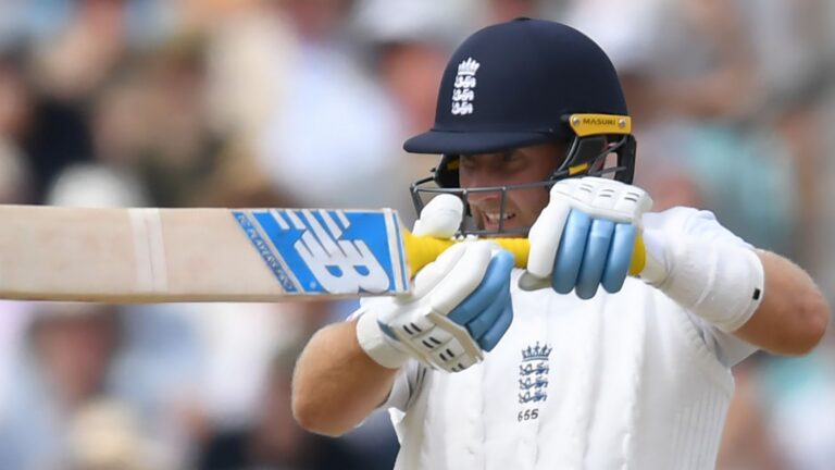 Root restores calm after Pakistan double strike, England need under 60 LIVE!