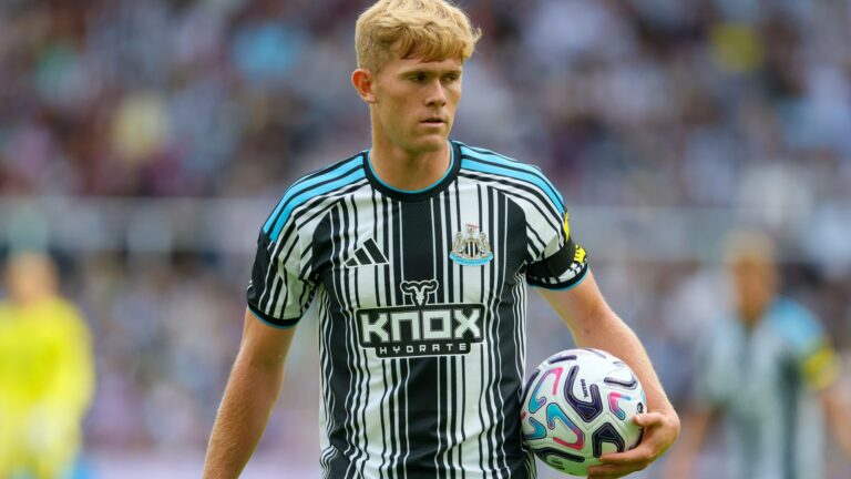 Hall signs new deal at Newcastle after Man Utd interest